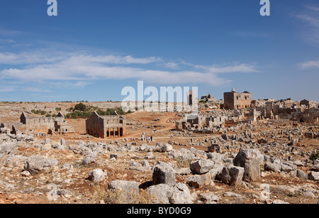 Vergessene Stadt Serjilla, Syrien. Touristen werden durch das Ausmaß des Standortes in den Schatten gestellt. Stockfoto