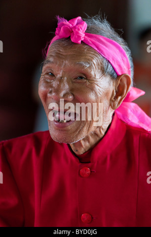 Achtzig Jahre alte chinesische Mann gekleidet rot und Tanz für Unterhaltung bei den Himmelstempel, Beijing, China. JMH4832 Stockfoto