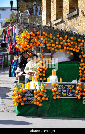 Stall am Camden Market natürlicher Orangensaft Getränke an einem heißen Sommertag zu verkaufen Stockfoto