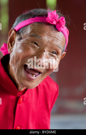 Achtzig Jahre alte chinesische Mann gekleidet rot und Tanz für Unterhaltung bei den Himmelstempel, Beijing, China. JMH4833 Stockfoto