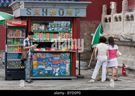 Tourist-Shopper im Supermarkt Kiosk außerhalb der Himmelstempel in Peking, China. JMH4834 Stockfoto