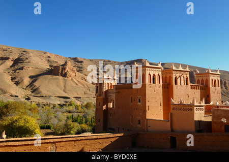 Renovierte Kasbah mit Blick auf Ackerflächen im Dades Schlucht Tal Marokko Stockfoto