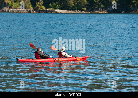 Alaska. Kajakfahren in Windham Bucht in die Chuck River Wilderness Area, Tongass National Forest in Südost-Alaska. (MR) Stockfoto