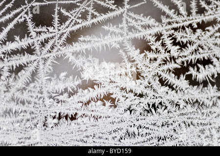 gefrorene Eiskristalle am Fenster Stockfoto