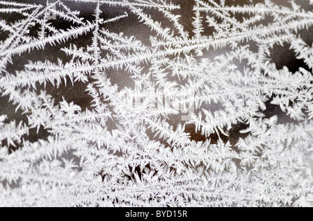 gefrorene Eiskristalle am Fenster Stockfoto
