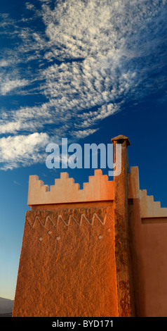 Textur und Muster der Berber Pisa Architektur mit Kamin und geschwollene Wolken bei Sonnenaufgang in tinerhir Marokko Stockfoto