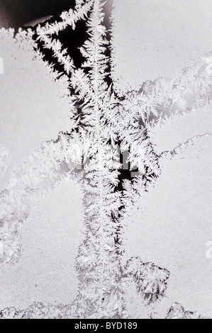 gefrorene Eiskristalle am Fenster Stockfoto