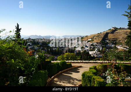 Die Aussicht von der Generalife an der Alhambra über die Albaicin in der Stadt von Granada, Spanien Stockfoto