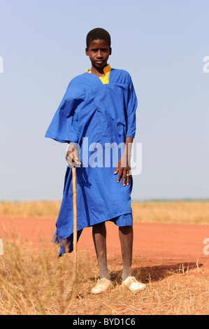 Junger Peul Hirte in blauen Gewändern. Mali. Stockfoto