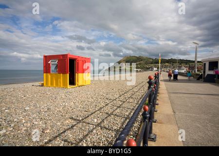 Rettungsschwimmer-Hütte am steinigen Strand an der Promenade im Süden Irlands Bray Stockfoto