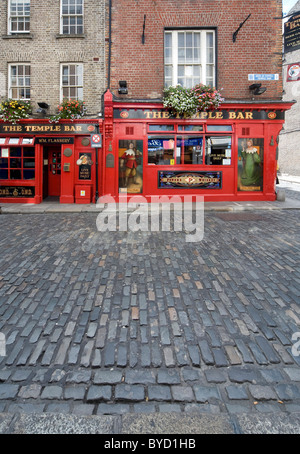 Die Temple Bar Temple bar Dublin Irland mit der gepflasterten Straße vor Stockfoto