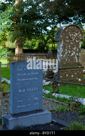 Grabstein von William Butler Yeats, Drumcliffe Pfarrkirche, County Sligo, Irland Stockfoto