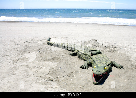 realistische, Sand, Kunst, Skulptur, Krokodil, auf, am Strand, Torrox Costa, spanischen Stränden, Resort, spanische Resorts, Stockfoto