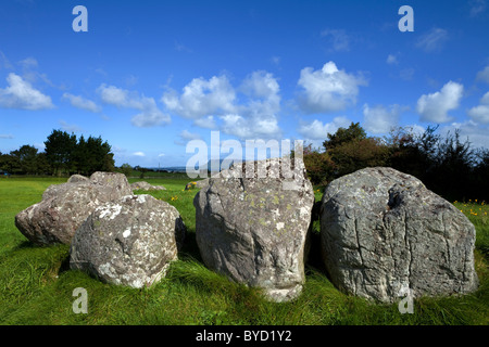 Eingeschnittene Felsbrocken in einem Steinkreis, Carrowmore Megalith Friedhof (4000 v. Chr.) - größte in Irland, Cúil nien Halbinsel, County Sligo, Irland Stockfoto