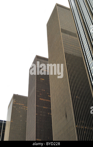 Hohen Aufstieg Büro Türme in New York City entlang der Avenue of the Americas. Stockfoto