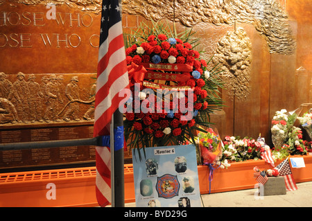 Blumen und Fotos links außen die Feuerwache an der Liberty Street gegenüber dem World Trade Center. 10. September 2010 Stockfoto