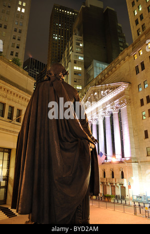 Auf der Suche von Federal Hall an die Ecke Broad Street und Wall Street zu sehen. 22. Mai 2010. Stockfoto