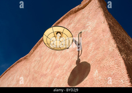 Industriellen Stil Metall Licht auf Adobe-Gebäude Stockfoto