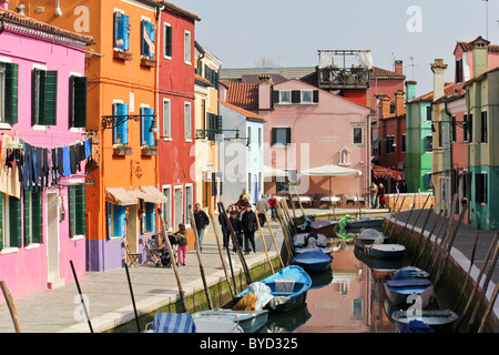 Festgemachten Boote am Kanal in Burano, Venedig Italien. Stockfoto