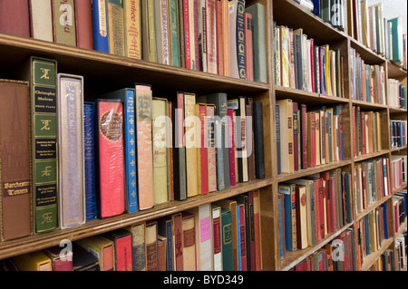 Bücherregale im Aktionsbereich Buchhandlung am Broadway, New York City, USA Stockfoto