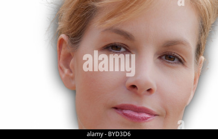Nahaufnahme der Frau vor weißem Hintergrund Stockfoto
