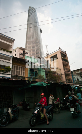 Junge Frau auf Motorrad gegen ein Hochhaus, Ho-Chi-Minh-Stadt oder Saigon Vietnam Stockfoto