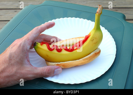 Banane-Hund mit Ketchup Stockfoto