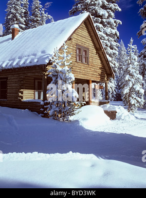 Oregons Anthony Seen Nordic Ski Hütte inmitten von Schnee bedeckten Bäume in den Bergen Elkhorn. Stockfoto