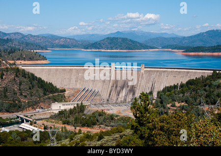 Lake Shasta hinter Shasta Dam in Nordkalifornien bietet Wasserkraft, Bewässerung Foto # California-See-Shasta-cashas105118 Stockfoto