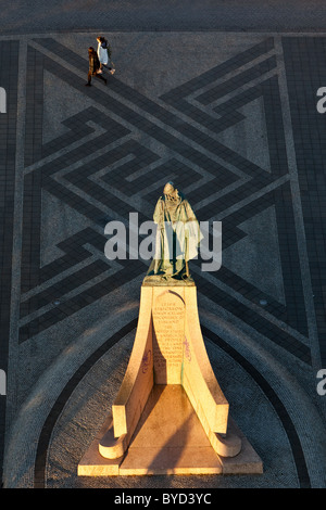 Die Statue von Leifur Eiriksson, Entdecker von Amerika, steht außen Hallgrímskirkja in Reykjavík, Island. Stockfoto