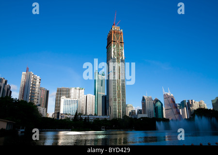 Shenzhen Lizhi Park mit Wolkenkratzern und blauer Himmel mit Spiegelbild im See Stockfoto