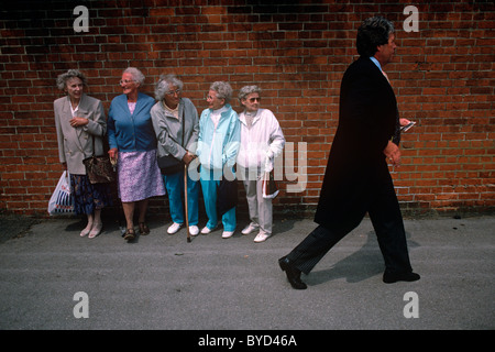 Fünf ältere Frauen auf Zuschauer sehen die Hoi-Palloi außerhalb der berühmten Pferderennbahn Ascot am Ladies' Day. Stockfoto