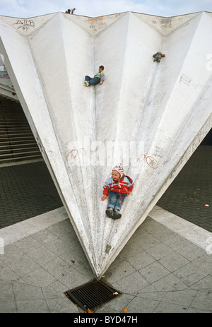 Kinder spielen auf einer Ost-Berliner shopping Precinct Dach am Alexanderplatz, in der kommunistischen DDR-Ära gebaut. Stockfoto