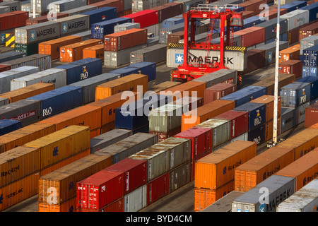 Luftaufnahme der Container gestapelt und Versand in andere Kontinente und Städte mit global waren in Erwartung Stockfoto