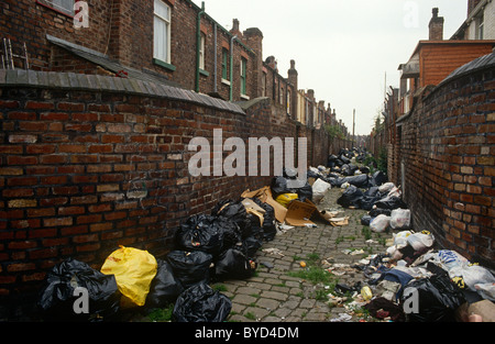 Mülltüten und verweigern in o-Gehäuse Gasse während der Merseyside Dustmens Streiks von 1991. Stockfoto