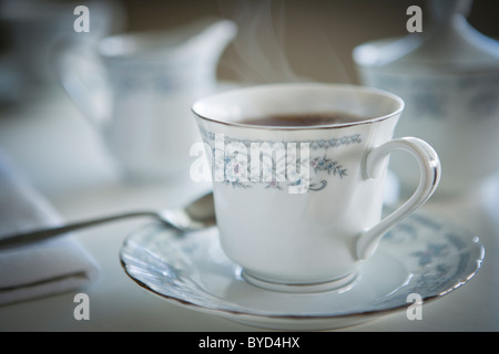 Dampfende Tasse Tee in feinstem Porzellan Stockfoto