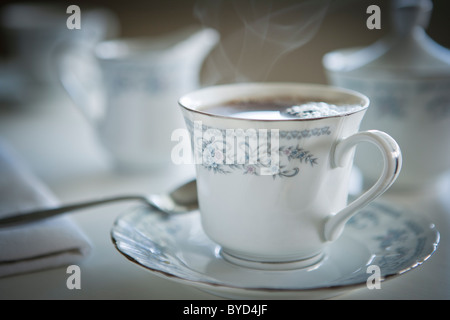 Dampfende Tasse Tee in feinstem Porzellan Stockfoto