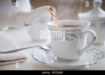 Dampfende Tasse Tee in feinstem Porzellan Stockfoto