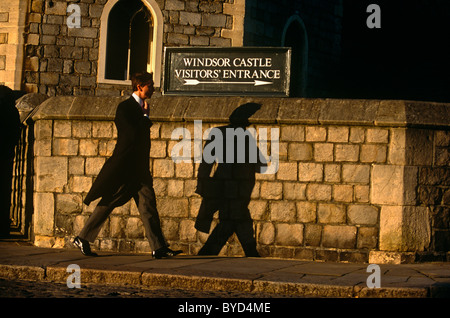 Ein Trauernder tailed Jacke und Nadelstreifen, geht auf Windsor Castle Besuchereingang für Prinzessin Margaret Beerdigung. Stockfoto