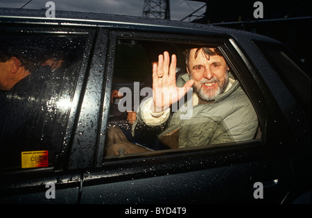 Die ehemaligen Beirut Geisel, die Kirche Gesandten, Terry Waite Wellen von einem Auto, nach der Landung wieder in Großbritannien vertrieben. Stockfoto