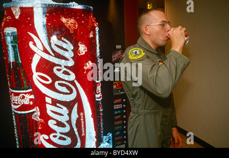 United States Air Force Pilot eine Flucht und Steuerhinterziehung Kurs an Fairchild AFB, können Schlucke aus eine Cola. Stockfoto