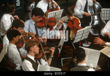 Schüler aus der City of London School spielen Streichinstrumente während einer öffentlichen Aufführung der klassischen Musik. Stockfoto