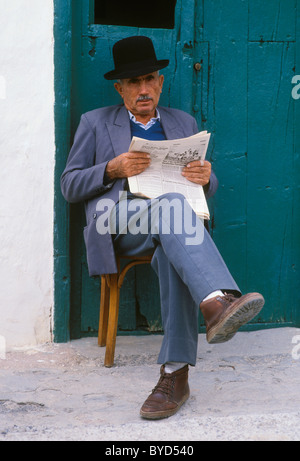 Älterer Mann liest eine Zeitung in Teguise, Lanzarote, Kanarische Inseln, Spanien, Europa Stockfoto