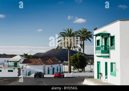 Haus mit einem typisch Kanarischen Balkon und Dattelpalmen in Yaiza, Lanzarote, Kanarische Inseln, Spanien, Europa Stockfoto