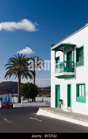 Haus mit einem typisch Kanarischen Balkon und Dattelpalmen in Yaiza, Lanzarote, Kanarische Inseln, Spanien, Europa Stockfoto