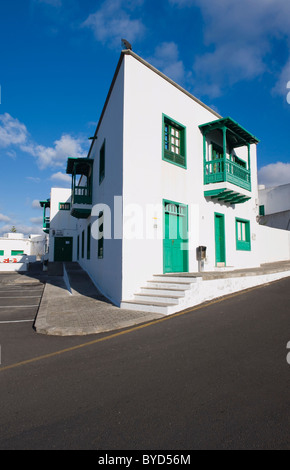 Haus mit einem typisch Kanarischen Balkon und Dattelpalmen in Yaiza, Lanzarote, Kanarische Inseln, Spanien, Europa Stockfoto