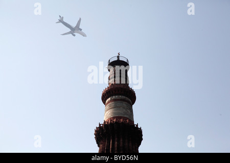 Qutb Minar oder Qutub Minar, die weltweit höchste Ziegel Minarett, mit einem Flugzeug nähert sich Indira Gandhi Airport, UNESCO-Welt Stockfoto