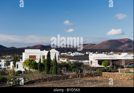 Weiße Stadt in eine Vulkanlandschaft, Yaiza, Lanzarote, Kanarische Inseln, Spanien, Europa Stockfoto