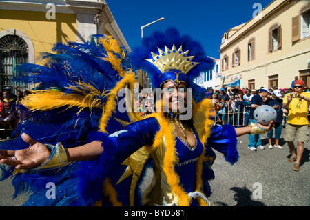 Bunt kostümierte Frau tanzen, Karneval, Mindelo, Kapverden, Cabo Verde, Afrika Stockfoto