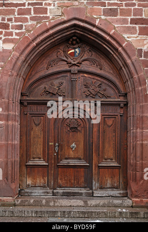 Geschnitzte hölzerne Eingangstor der Kirche von St. Peter, 1773-75, Endingen, Baden-Württemberg, Deutschland, Europa Stockfoto